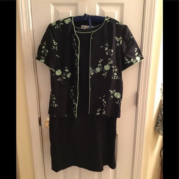 Tow piece Jessica Howard black dress with lime green embroidered flowers. - Picture 1 of 4